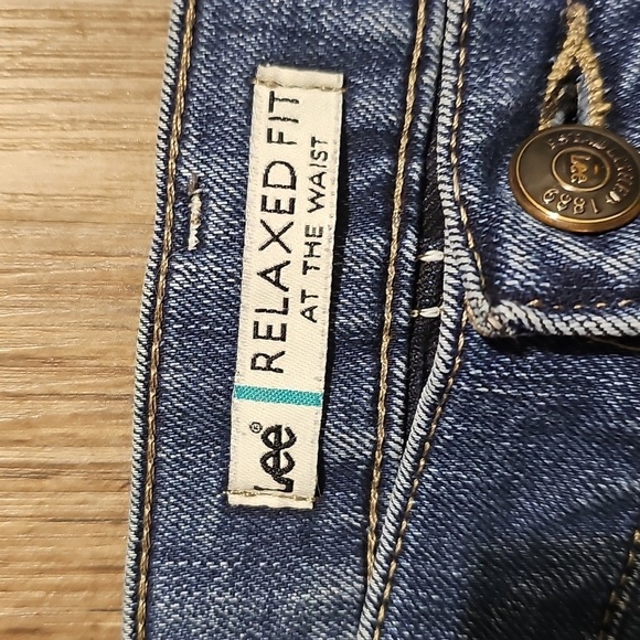 Womens Lee Relaxed Fit Medium Wash SZ 10 Long 32" inseam - Picture 2 of 4